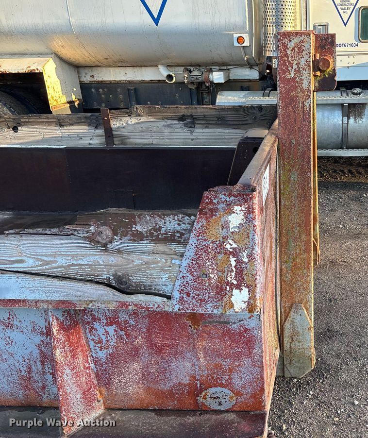 image for item EE4048 Roll-off dumpster