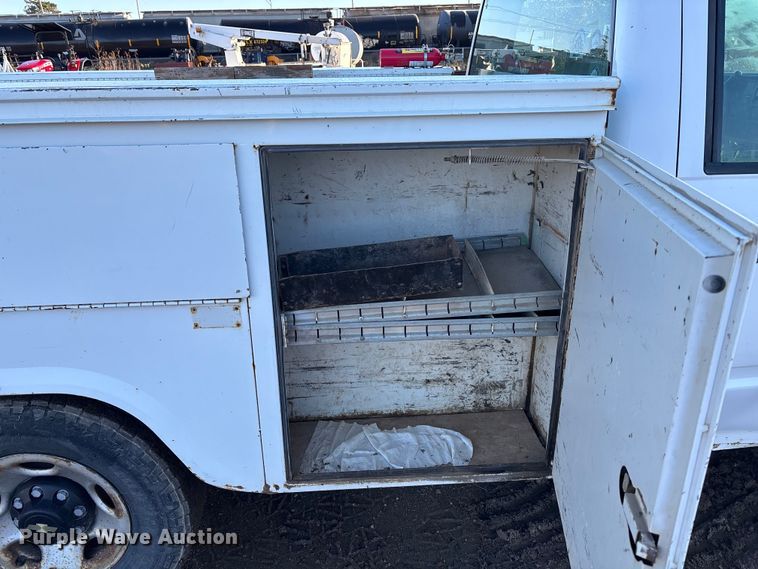 image for item EE4052 1999 Chevrolet K2500 utility bed pickup truck