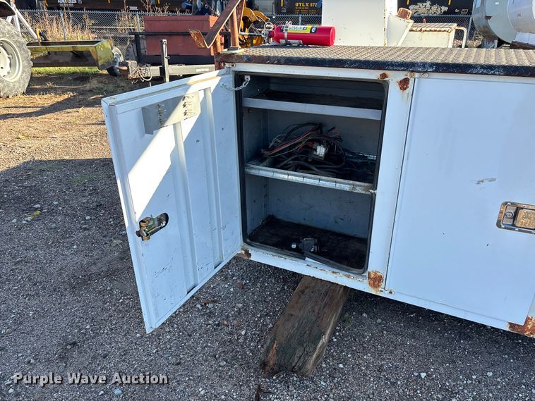 image for item EE4054 Terex Telelect IN04664 utility / service bed