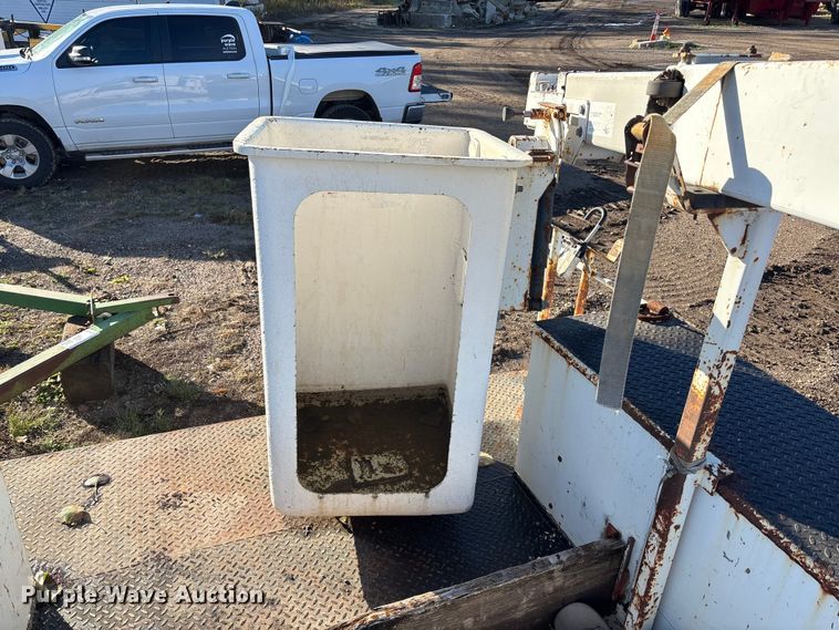 image for item EE4054 Terex Telelect IN04664 utility / service bed