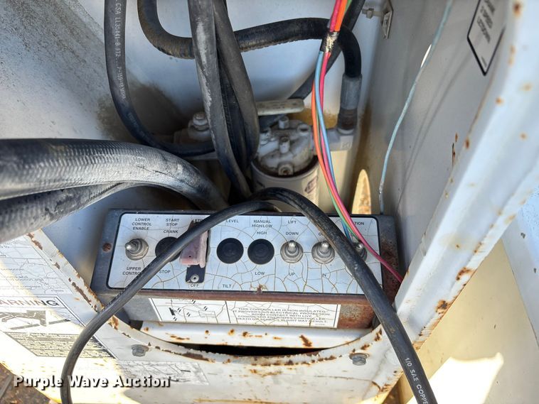 image for item EE4054 Terex Telelect IN04664 utility / service bed