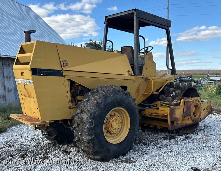 image for item EE4062 1986 Caterpillar CP-553 single drum vibratory roller