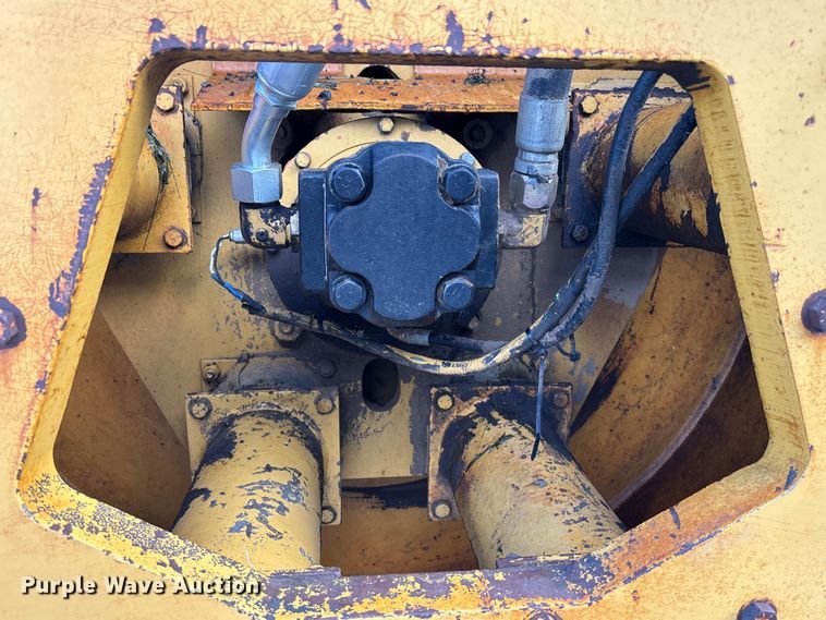 image for item EE4062 1986 Caterpillar CP-553 single drum vibratory roller