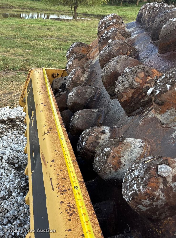 image for item EE4062 1986 Caterpillar CP-553 single drum vibratory roller