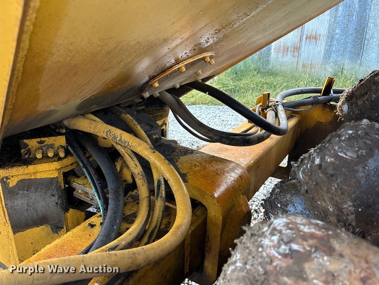 image for item EE4062 1986 Caterpillar CP-553 single drum vibratory roller