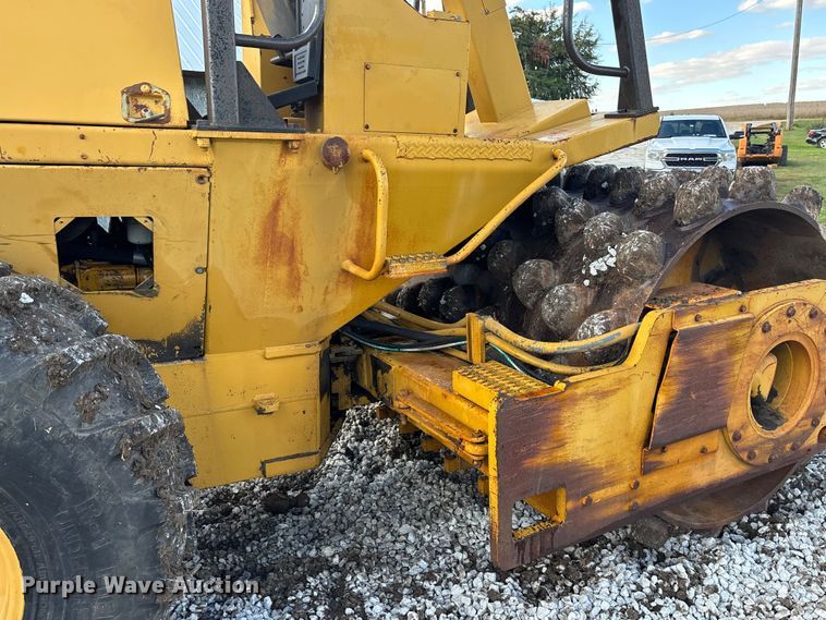 image for item EE4062 1986 Caterpillar CP-553 single drum vibratory roller