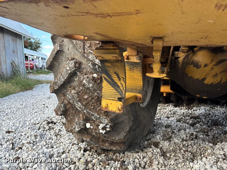 image for item EE4062 1986 Caterpillar CP-553 single drum vibratory roller