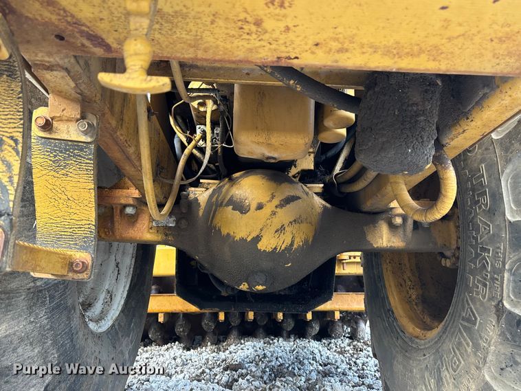 image for item EE4062 1986 Caterpillar CP-553 single drum vibratory roller