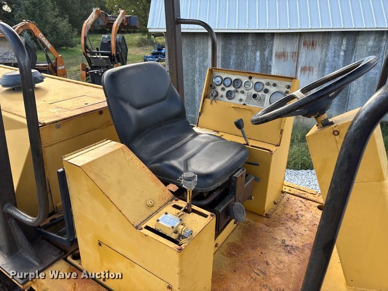 image for item EE4062 1986 Caterpillar CP-553 single drum vibratory roller