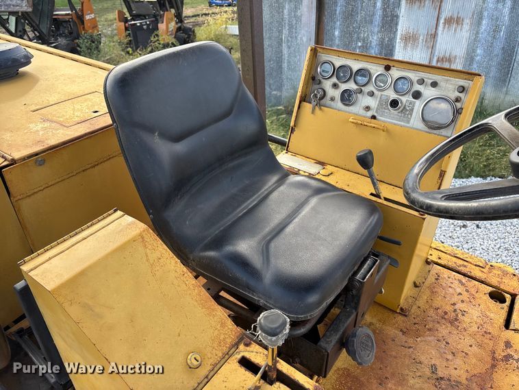 image for item EE4062 1986 Caterpillar CP-553 single drum vibratory roller