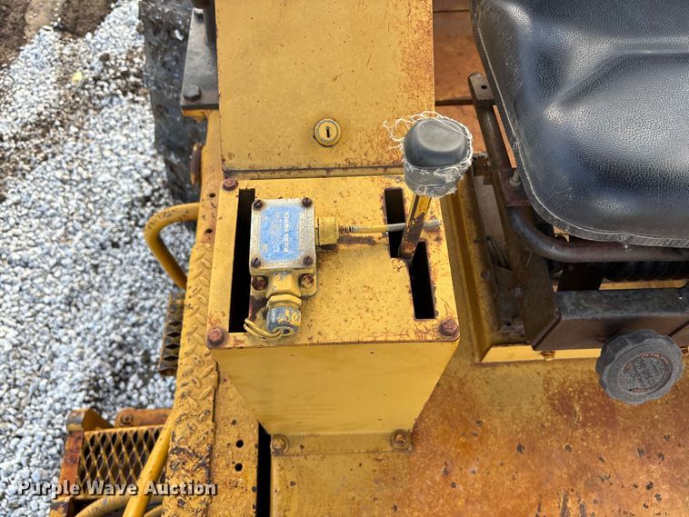 image for item EE4062 1986 Caterpillar CP-553 single drum vibratory roller