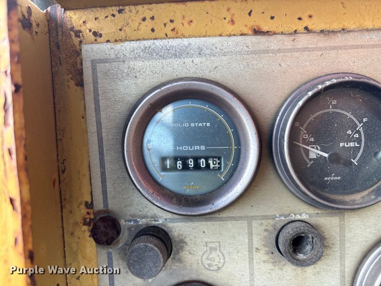 image for item EE4062 1986 Caterpillar CP-553 single drum vibratory roller