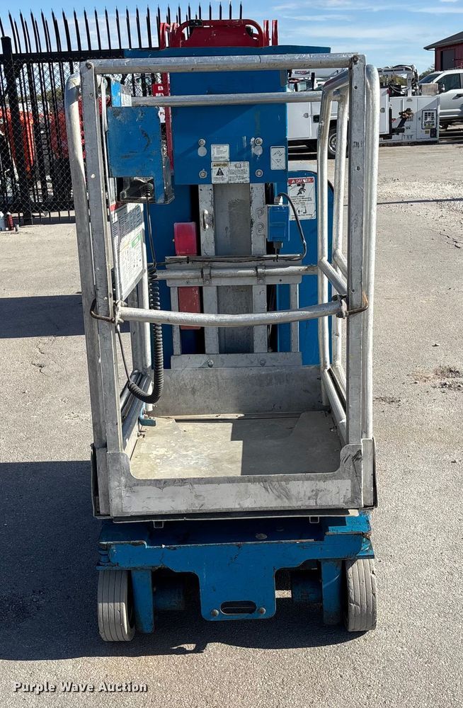 image for item EE4084 2007 Genie GR12 vertical lift