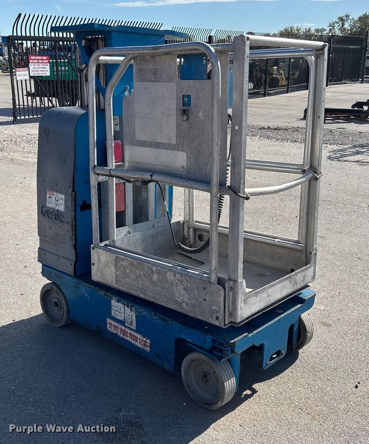 image for item EE4084 2007 Genie GR12 vertical lift