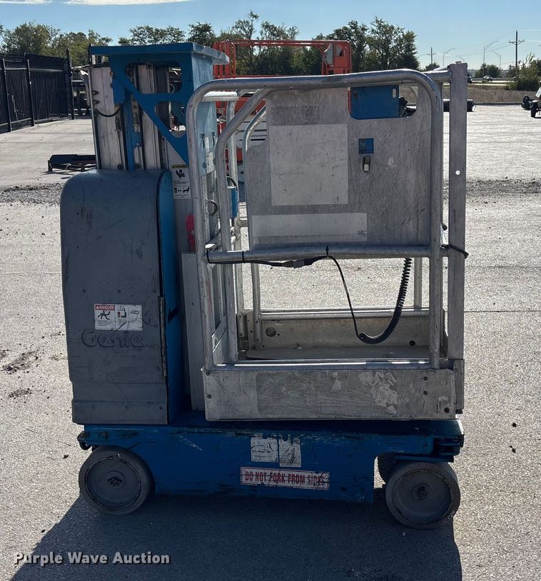 image for item EE4084 2007 Genie GR12 vertical lift