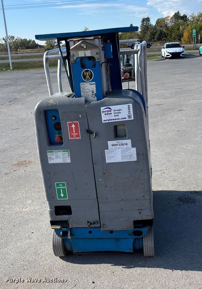 image for item EE4084 2007 Genie GR12 vertical lift