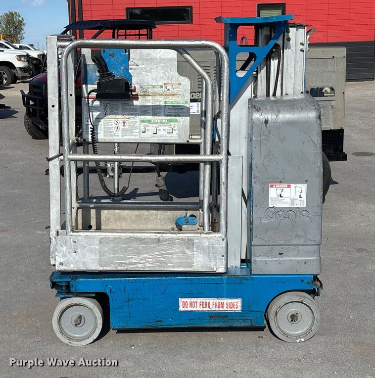 image for item EE4084 2007 Genie GR12 vertical lift