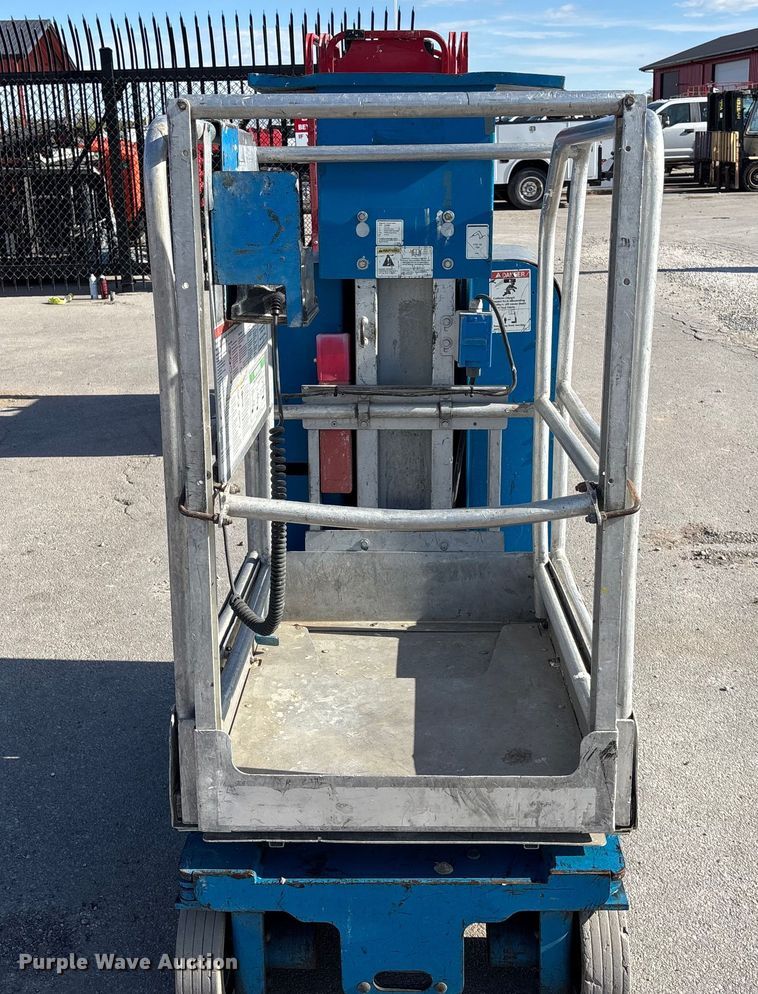 image for item EE4084 2007 Genie GR12 vertical lift