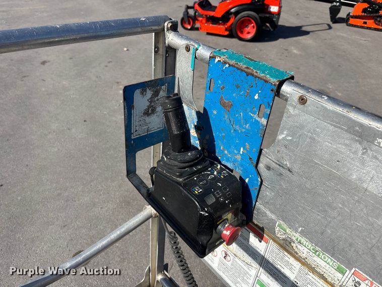 image for item EE4084 2007 Genie GR12 vertical lift