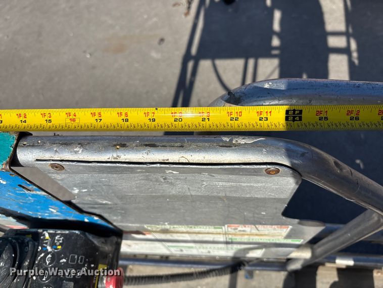 image for item EE4084 2007 Genie GR12 vertical lift