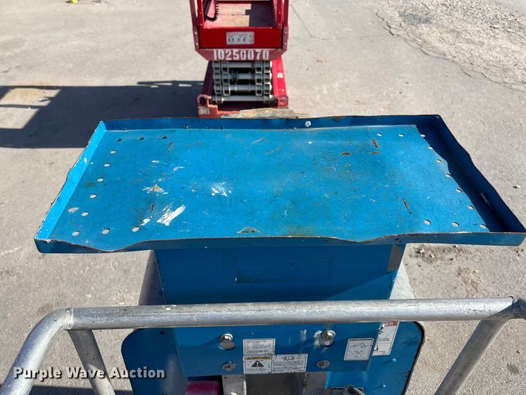 image for item EE4084 2007 Genie GR12 vertical lift