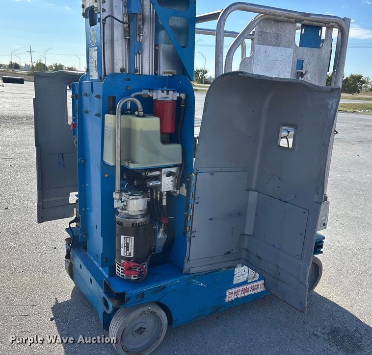 image for item EE4084 2007 Genie GR12 vertical lift
