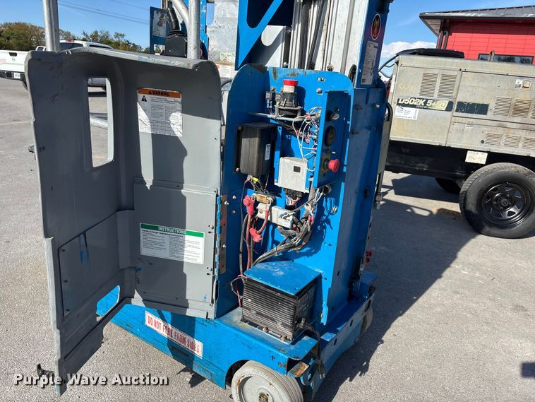 image for item EE4084 2007 Genie GR12 vertical lift