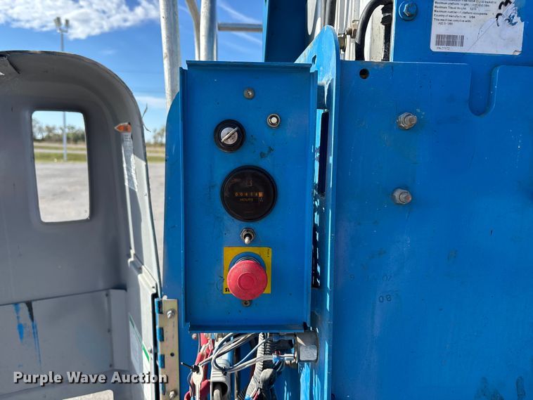 image for item EE4084 2007 Genie GR12 vertical lift