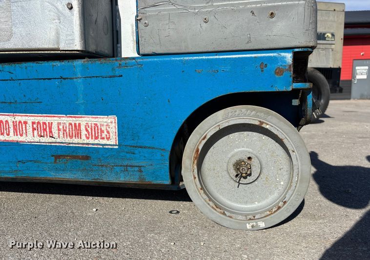 image for item EE4084 2007 Genie GR12 vertical lift