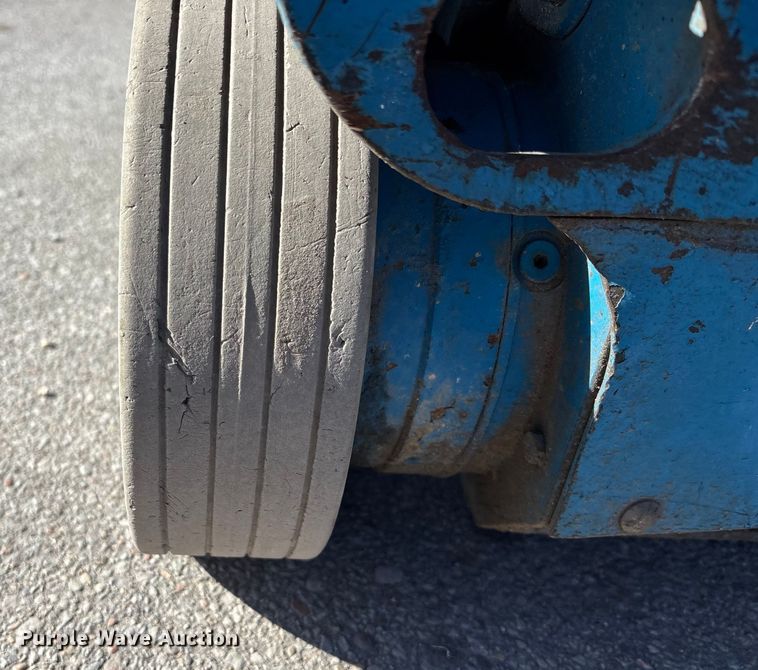 image for item EE4084 2007 Genie GR12 vertical lift