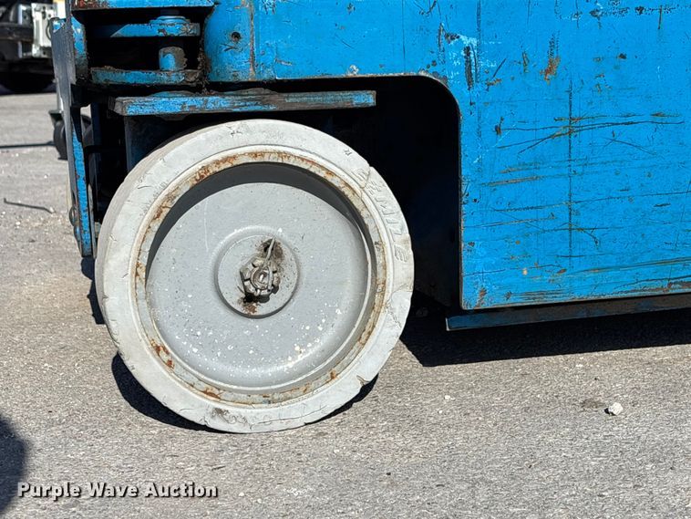 image for item EE4084 2007 Genie GR12 vertical lift