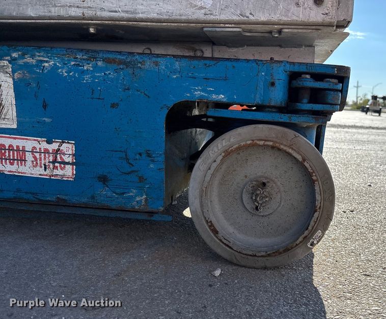 image for item EE4084 2007 Genie GR12 vertical lift