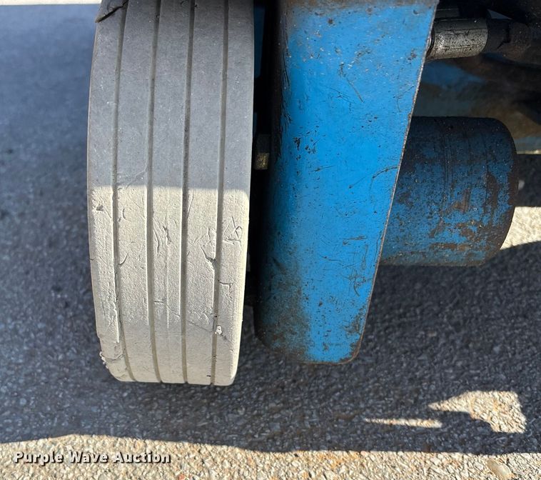 image for item EE4084 2007 Genie GR12 vertical lift