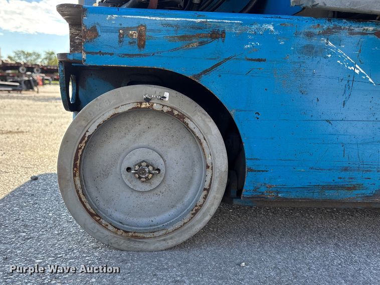 image for item EE4084 2007 Genie GR12 vertical lift