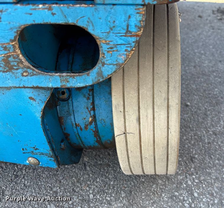 image for item EE4084 2007 Genie GR12 vertical lift