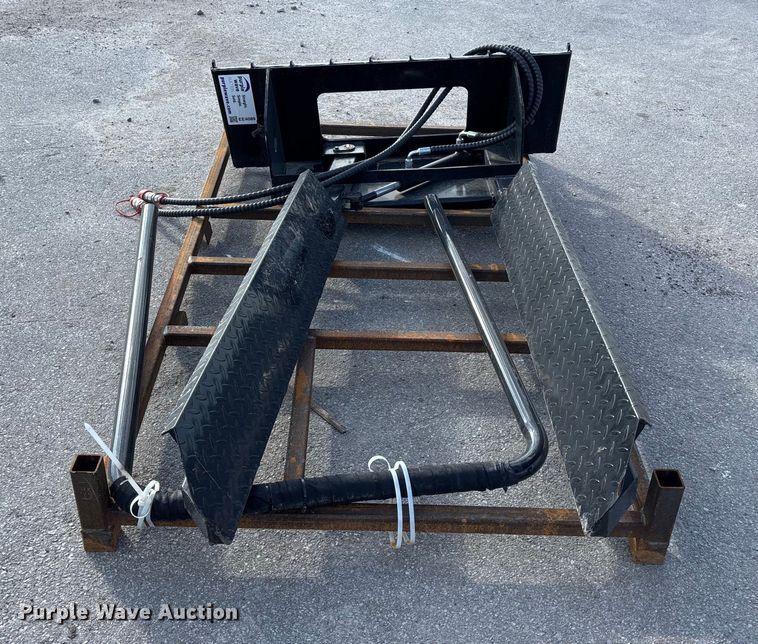 image for item EE4089 2025 GIYI GYHCF57 skid steer horizontal clamp