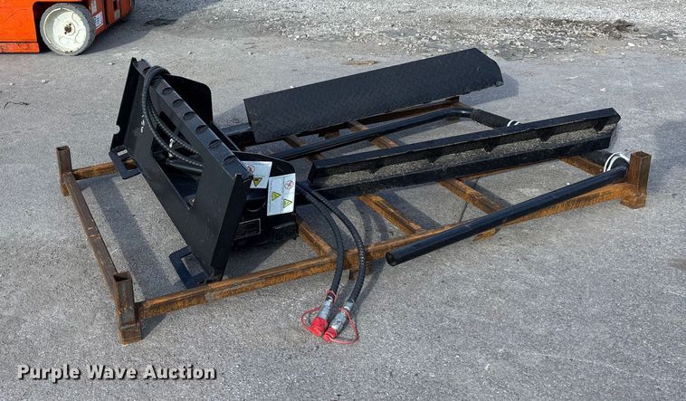 image for item EE4089 2025 GIYI GYHCF57 skid steer horizontal clamp