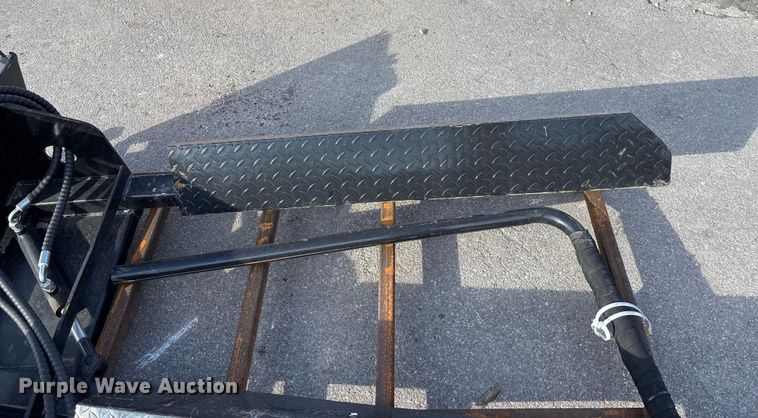 image for item EE4089 2025 GIYI GYHCF57 skid steer horizontal clamp