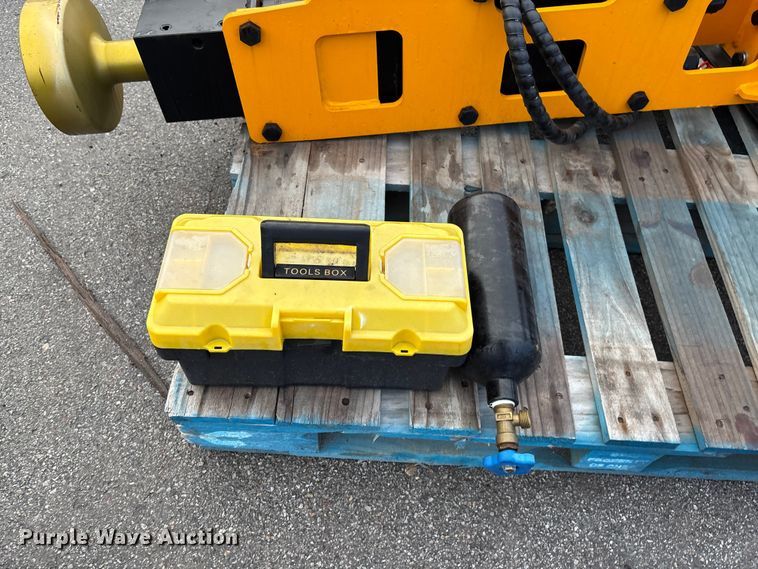 image for item EE4147 2024 Skid steer 680 skid steer post driver