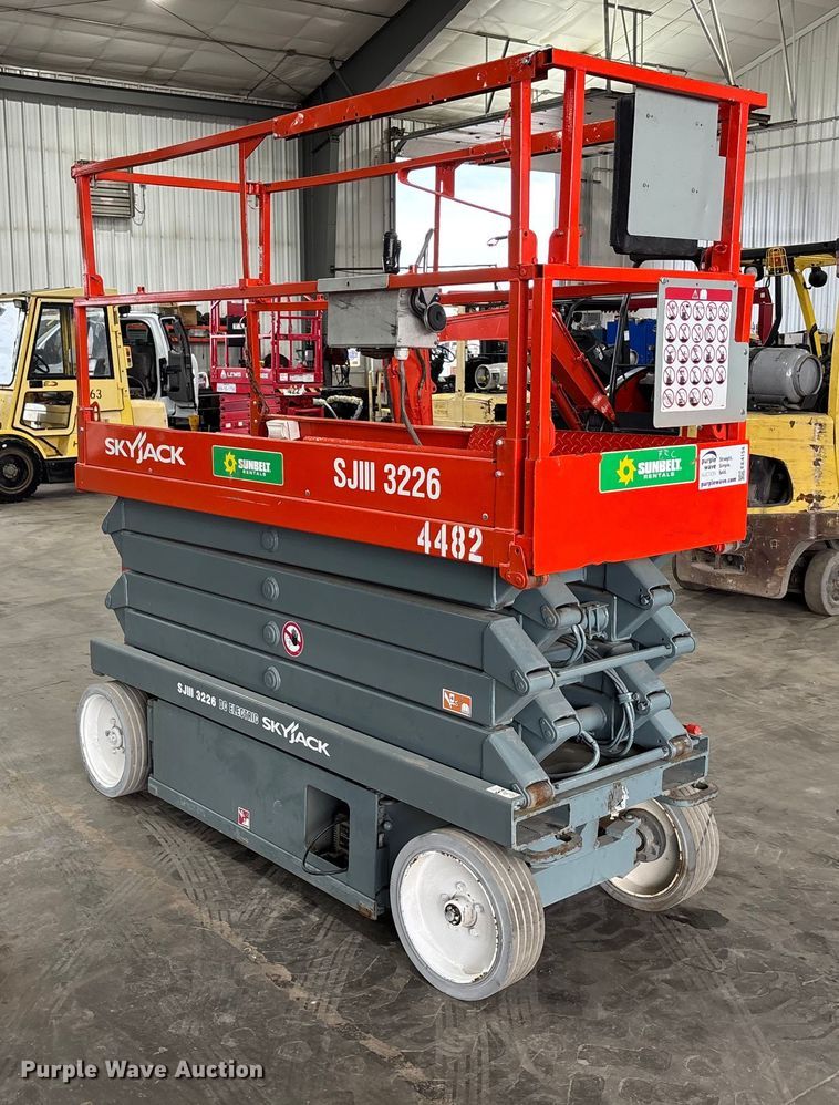 image for item EE4154 2004 Skyjack SJIII 3226 scissor lift