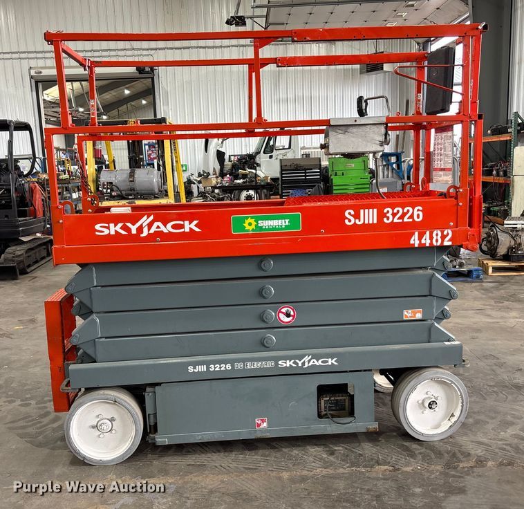 image for item EE4154 2004 Skyjack SJIII 3226 scissor lift