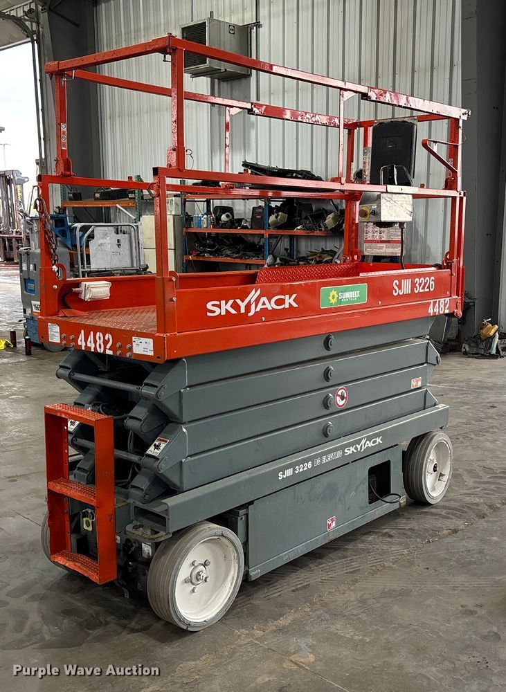 image for item EE4154 2004 Skyjack SJIII 3226 scissor lift