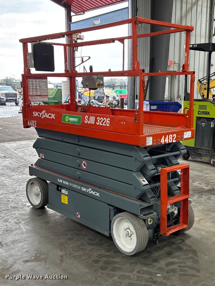 image for item EE4154 2004 Skyjack SJIII 3226 scissor lift
