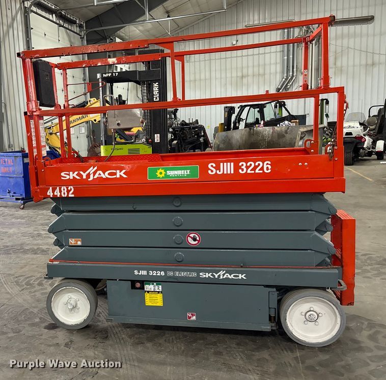 image for item EE4154 2004 Skyjack SJIII 3226 scissor lift