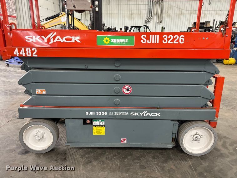 image for item EE4154 2004 Skyjack SJIII 3226 scissor lift