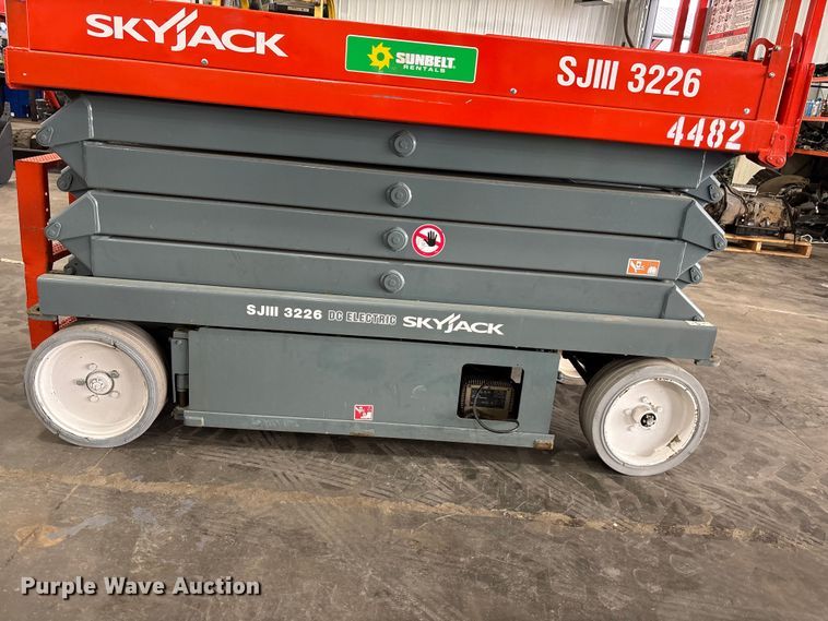 image for item EE4154 2004 Skyjack SJIII 3226 scissor lift