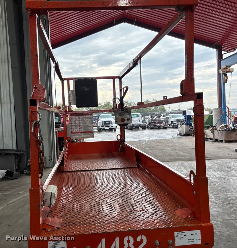 image for item EE4154 2004 Skyjack SJIII 3226 scissor lift