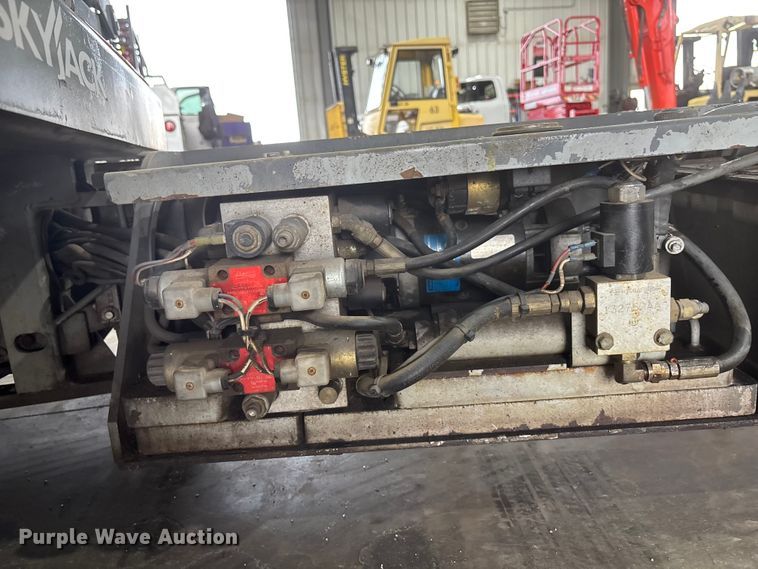 image for item EE4154 2004 Skyjack SJIII 3226 scissor lift