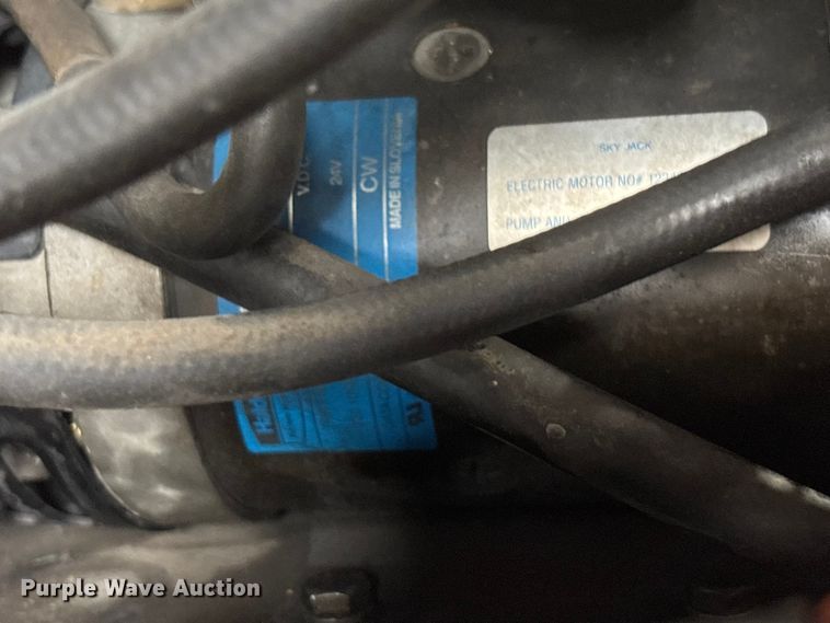 image for item EE4154 2004 Skyjack SJIII 3226 scissor lift