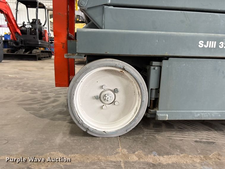 image for item EE4154 2004 Skyjack SJIII 3226 scissor lift